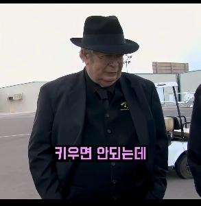 墜落したヘリコプターを修理した後