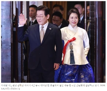 中国を誇示するかのように韓服姿で登場!!