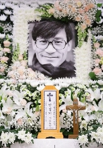 俳優故アン・ソンギさんの遺影。