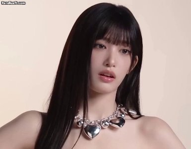 想像力を刺激するアイブの滑らかな肩のライン、秋、イ・ソ。