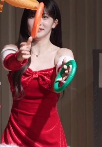 トリプルエスサンタガールクァク・ヨンジレッドリボンミニドレスモンシル胸の谷間