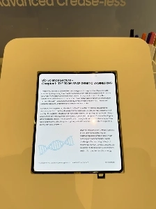 サムスンディスプレイ、しわになりにくい折りたたみパネルを発表