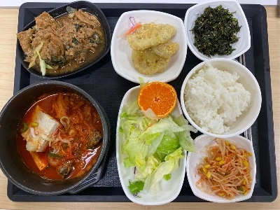 食堂で昼食です。