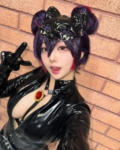 チョン・ダビョルの衣装には、フロントジッパーを下げたアニメル衣装の胸部を固定するストラップハーネスが付いています。