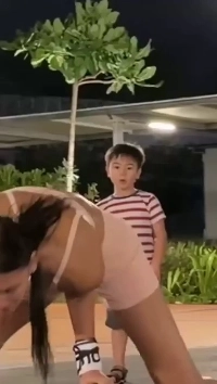 お姉ちゃんの技に感心する子どもたち