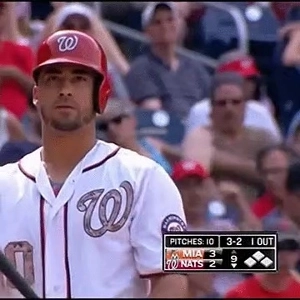 息を整えて試合に集中する打者。