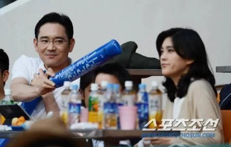 イ・ジェヨンがイ・ブジンにいたずら