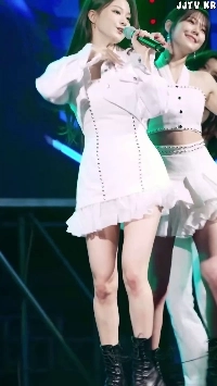 Fromis Nine イ・ナギョン、白いドレス、スカート、パンツ、美脚