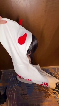 キーホルダーチャレンジをするベイビーモンスターアヒョン、黒のランジェリーで微妙な胸の谷間を見せる