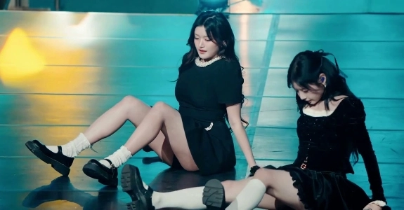 FiftyFifty アテナがお尻を床に押し付けながらフロアの振り付けを行う