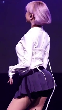 パンツより短いスカートを履いているBBJウナ