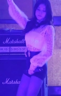 BLACKPINKジスのヒップラインはタイトな黒のホットパンツを履いて前後に跳ねます。