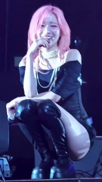 ステージの最後でしゃがむベビーモンスターアサのコルセット姿のお尻