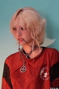 チョン・ソミ、赤いサッカーユニフォームを着て腹筋を披露、黒いブラジャーがわずかに見える