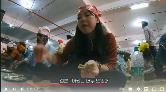 インドの屋台料理を楽しむガールズグループのメンバー