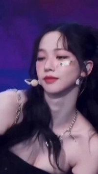 (SOUND)エッチな包帯を巻いたカリーナ。腕を組んで集まる黒いオフショルダーの胸の谷間。