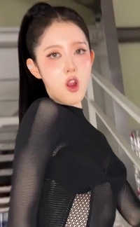 STAYCシウンの最もセクシーなメッシュシースルーランジェリールック、豊満な胸の谷間