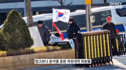 若い男性が裁判所前で断食初日に入った