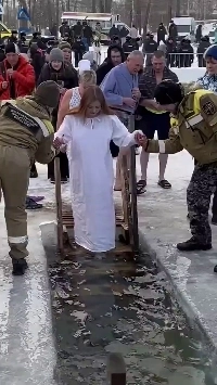 (SOUND)氷の湖で洗礼を受けるロシア人の姉妹