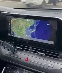 大声でナビゲーターを見つめるママ