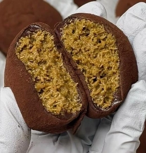 (SOUND)弱い）砂漠で「」「ドバイの噛みごたえのある腸」「」を食べるベア・グリルス