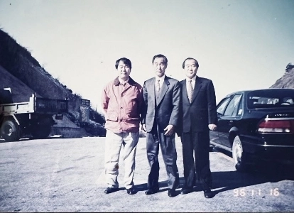 これは私の大叔父が60代前半の頃の写真です。彼は背が高く見えますか？