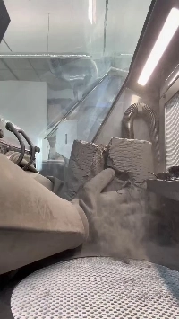 (SOUND)とても高価で洗練されていて清潔ですが、見た目は危険です。