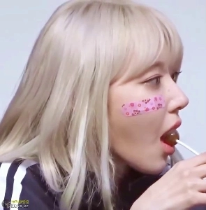 (SOUND)【ル・セラフィム】チュッパチャプスを吸うさくらのピンク色の舌と唇