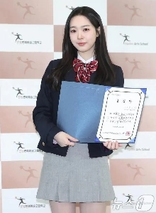 本日翰林芸術高等学校を卒業した2007年生まれのアイドルと俳優