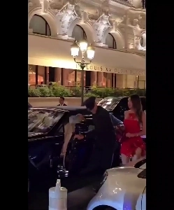 (SOUND)モナコホテル前でバレーサービスを降りる女性たち.swf