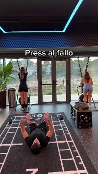 (SOUND)2人の姉妹がジムで男性を救出