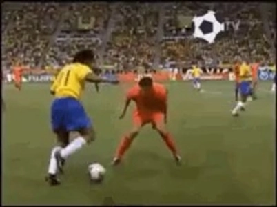 2002年、ロナウジーニョは本物の漫画のサッカーキャラクターのように見えました。