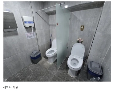 開放的すぎる業務用バスルーム