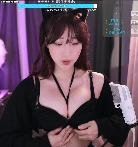 伝説のミョンアチュ、胸の谷間にハーネスストラップが付いた黒いブラジャー