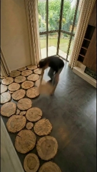 (SOUND)床に天然木を使った手作りのインテリアが素晴らしい。