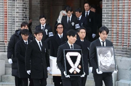 チョン・ジョムソンさんも葬儀に参列した。