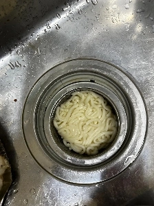 そのたわごとは最悪です。カップラーメンとうどんを食べてみました。