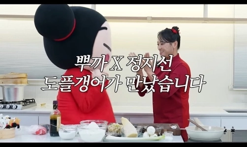 プッカのコスプレをしたチョン・ジソンシェフ