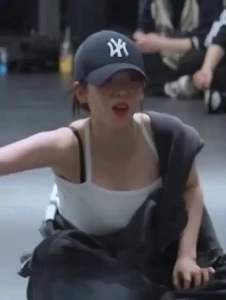 (SOUND)カリナの板張りバトル、黒いブラ紐、はみ出る白いタンクトップの谷間