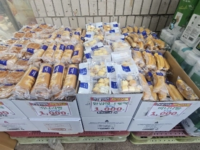 近所にはこんなパンが溢れています。