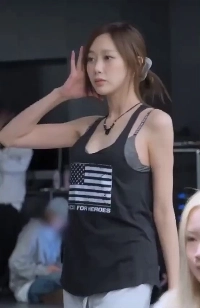 ジゼルの黒いタンクトップにグレーの生ブラがはみ出ています。軽くひらひらする指ぬき。