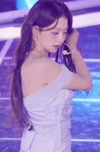 [Fromis_Nine] イ・ナギョン、髪を整える、水色のドレスで胸の谷間