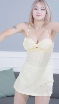 (SOUND)ヒョイ 深い谷間のある黄色のストリングタンクトップドレス