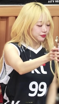 (SOUND)バスケットボールコートで自撮りするチ・ジウォンのノースリーブ脇の下