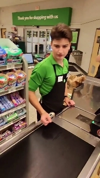 (SOUND)どんどん怖くなっていくレジ係の男の子