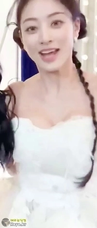 TWICEジヒョ、カメラに近づくと白いオフショルダーの胸の谷間が揺れる