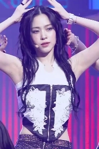 頭に王冠をかぶったITZYリュジン、痛みを止めるフェロモンを放出