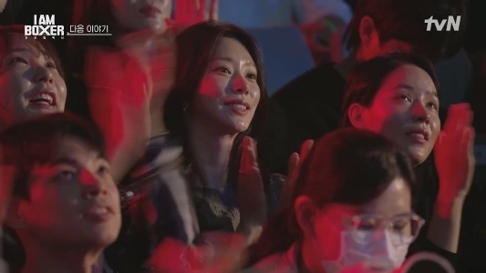 真ん中の女性は芸能人ですか？