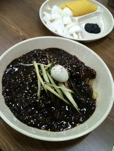 昔はジャージャー麺にウズラの卵とキュウリが加えられていました。