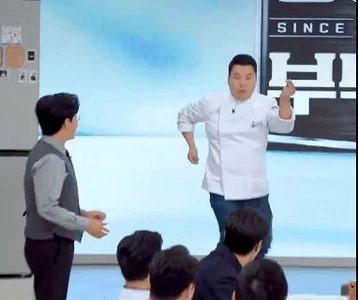 現在の姿とは大きく異なるチョン・ホヨンシェフの過去の写真。